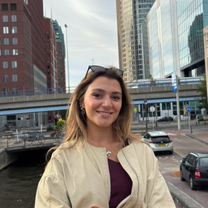 Defne, Hondenoppas in Amsterdam
