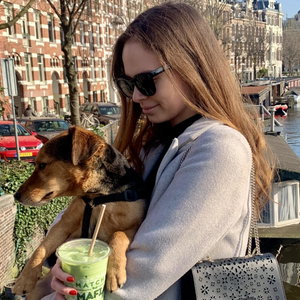 Judit, Hondenoppas in Amsterdam