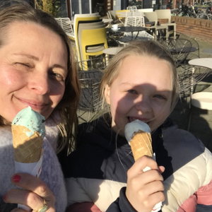 Anne-Marie, Hondenoppas in Amsterdam
