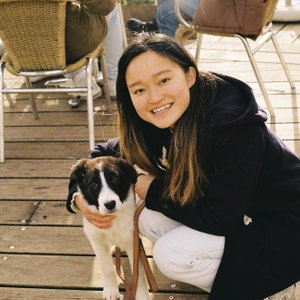 Claudia, Hondenoppas in Amsterdam