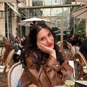 Pelin Sena, Hondenoppas in Amsterdam