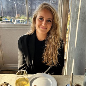 Charlotte, Hondenuitlaatservice in Krabbendijke