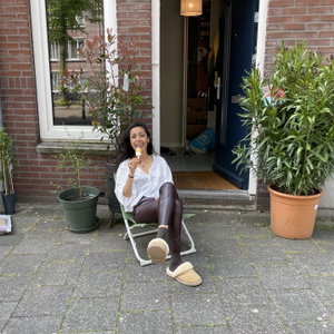 Shucria, Hondenoppas in Indische Buurt, Amsterdam