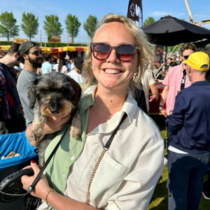 Femke, Hondenoppas in Amsterdam