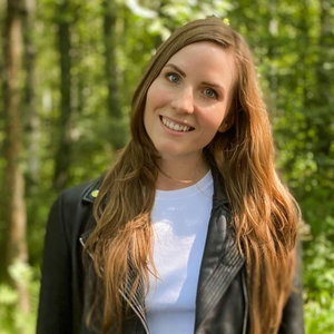 Lotta, Hondenoppas in Forest