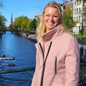 Marijke, Hondenoppas in S Gravenhage