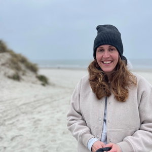 Roos, Hondenoppas in Amsterdam