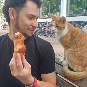 Mickael, Hondenoppas in Amsterdam