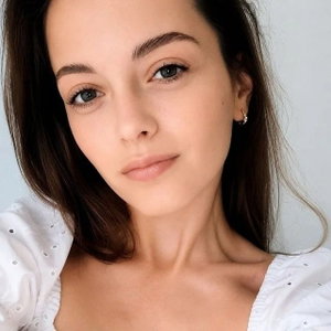 Valentyna, Hondenoppas in Borne